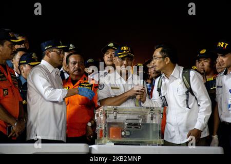 Jakarta, Indonesien, 01. November 2018 : starke Möglichkeit der Flugdatenaufzeichnung (FDR) aus dem Lion Air Plane Crash Black Box gelang es, sich aus dem karawang Meer zu ziehen. Das Verkehrsministerium BUDI KARYA SUMARDI hielt zusammen mit dem indonesischen Such- und Rettungsteam und dem indonesischen Transportsicherheitsausschuss eine Pressekonferenz im Hafen von Tanjung Priok-Jakarta ab. Der Voice Datenrekorder wird sich am nächsten Tag aus dem Meer zurückziehen, da er nicht mehr ausziehen kann, da es schon dunkel ist. (Foto von Donal Husni/NurPhoto) Stockfoto