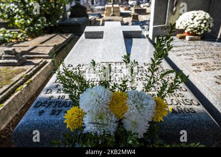 Blumen schmücken ein Grab auf dem Almudena-Friedhof in Madrid, während der Feierlichkeiten zum Allerheiligen am 1. November, einem katholischen Feiertag, an dem Menschen Friedhöfe im ganzen Land besuchen, um verstorbenen Verwandten Respekt zu erweisen. 1. November 2018 Madrid, Spanien (Foto von Oscar Gonzalez/NurPhoto) Stockfoto