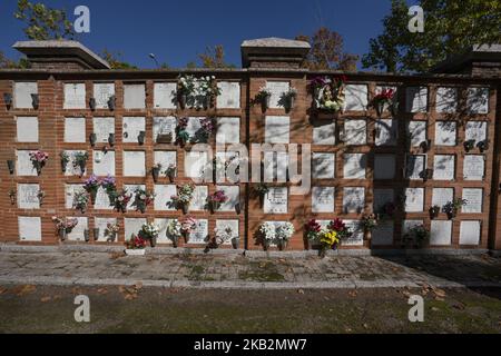 Blumen schmücken ein Grab auf dem Almudena-Friedhof in Madrid, während der Feierlichkeiten zum Allerheiligen am 1. November, einem katholischen Feiertag, an dem Menschen Friedhöfe im ganzen Land besuchen, um verstorbenen Verwandten Respekt zu erweisen. 1. November 2018 Madrid, Spanien (Foto von Oscar Gonzalez/NurPhoto) Stockfoto