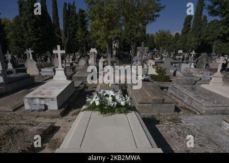 Blumen schmücken ein Grab auf dem Almudena-Friedhof in Madrid, während der Feierlichkeiten zum Allerheiligen am 1. November, einem katholischen Feiertag, an dem Menschen Friedhöfe im ganzen Land besuchen, um verstorbenen Verwandten Respekt zu erweisen. 1. November 2018 Madrid, Spanien (Foto von Oscar Gonzalez/NurPhoto) Stockfoto