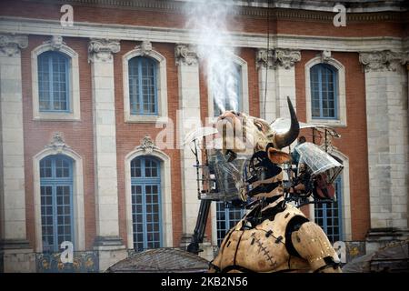 Asterion ist wach und bereit, durch das Labyrinth zu suchen, er ist vor dem Rathaus von Toulouse. Tausende von Menschen kamen, um die Straßentheaterfirma La Machine Show 'Le Gardien du Temple' zu sehen. Die Straßentheaterfirma 'La Machine' kommt mit ihren riesigen Charakteren in einer Weltpremiere nach Toulouse zurück. Die Charaktere werden vier Tage lang eine Geschichte mit dem Titel „Le Gardien du Temple“ spielen, die auf der Geschichte von Minotaur basiert. Die Firma „La Machine“ spielte in Peking, Liverpool, Anvers, Yokohama, Ottawa... Toulouse. Frankreich. November 2. 2018. (Foto von Alain Pitton/NurPhoto) Stockfoto