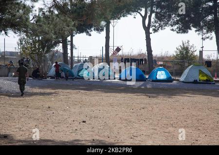 Zelte von Neuankömmlingen im Flüchtlingslager Diavata, Griechenland, am 2. November 2018. Das Diavata Flüchtlingslager ist ein umgebautes ehemaliges Militärlager mit dem Namen Anagnostopoulou in der Nähe der Stadt Diavata. Das Lager arbeitet in der Nähe oder über seiner Kapazität. Registrierte Flüchtlinge leben in vorgefertigten Häusern, aber es gibt jeden Tag neue Ankünfte von Flüchtlingen, die in Zelten bleiben, da es keinen Platz mehr gibt. (Foto von Nicolas Economou/NurPhoto) Stockfoto