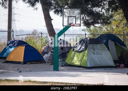 Zelte von Neuankömmlingen im Flüchtlingslager Diavata, Griechenland, am 2. November 2018. Das Diavata Flüchtlingslager ist ein umgebautes ehemaliges Militärlager mit dem Namen Anagnostopoulou in der Nähe der Stadt Diavata. Das Lager arbeitet in der Nähe oder über seiner Kapazität. Registrierte Flüchtlinge leben in vorgefertigten Häusern, aber es gibt jeden Tag neue Ankünfte von Flüchtlingen, die in Zelten bleiben, da es keinen Platz mehr gibt. (Foto von Nicolas Economou/NurPhoto) Stockfoto