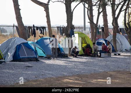 Zelte von Neuankömmlingen im Flüchtlingslager Diavata, Griechenland, am 2. November 2018. Das Diavata Flüchtlingslager ist ein umgebautes ehemaliges Militärlager mit dem Namen Anagnostopoulou in der Nähe der Stadt Diavata. Das Lager arbeitet in der Nähe oder über seiner Kapazität. Registrierte Flüchtlinge leben in vorgefertigten Häusern, aber es gibt jeden Tag neue Ankünfte von Flüchtlingen, die in Zelten bleiben, da es keinen Platz mehr gibt. (Foto von Nicolas Economou/NurPhoto) Stockfoto