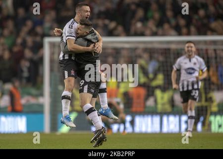 Dundalk-Spieler feiern während des Irish Daily Mail FAI Cup Finales zwischen Cork City FC und Dundalk FC am 4. November 2018 im Aviva Stadium in Dublin, Irland (Foto: Andrew Surma/NurPhoto) Stockfoto