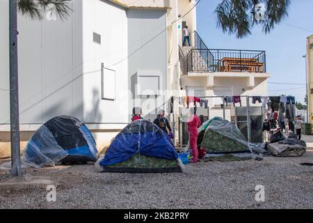 Zelte von Neuankömmlingen im Flüchtlingslager Diavata, Griechenland, am 2. November 2018. Das Diavata Flüchtlingslager ist ein umgebautes ehemaliges Militärlager mit dem Namen Anagnostopoulou in der Nähe der Stadt Diavata. Das Lager arbeitet in der Nähe oder über seiner Kapazität. Registrierte Flüchtlinge leben in vorgefertigten Häusern, aber es gibt jeden Tag neue Ankünfte von Flüchtlingen, die in Zelten bleiben, da es keinen Platz mehr gibt. (Foto von Nicolas Economou/NurPhoto) Stockfoto