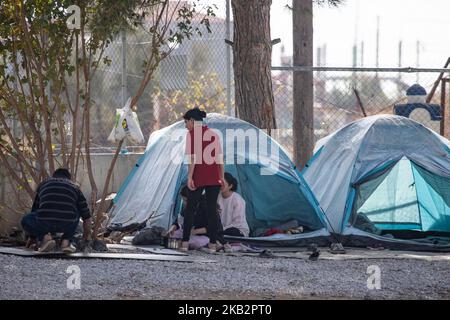 Zelte von Neuankömmlingen im Flüchtlingslager Diavata, Griechenland, am 2. November 2018. Das Diavata Flüchtlingslager ist ein umgebautes ehemaliges Militärlager mit dem Namen Anagnostopoulou in der Nähe der Stadt Diavata. Das Lager arbeitet in der Nähe oder über seiner Kapazität. Registrierte Flüchtlinge leben in vorgefertigten Häusern, aber es gibt jeden Tag neue Ankünfte von Flüchtlingen, die in Zelten bleiben, da es keinen Platz mehr gibt. (Foto von Nicolas Economou/NurPhoto) Stockfoto