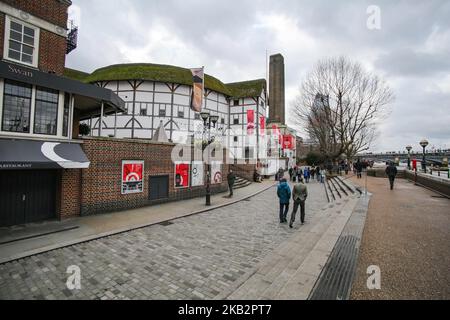 Shakespeares Globe Theatre in London, England, Großbritannien. Das ursprüngliche Theater wurde 1599 erbaut. Shakespeares Globe wurde vom Schauspieler und Regisseur Sam Wanamaker gegründet, etwa 230 Meter (750 Fuß) vom Ort des ursprünglichen Theaters entfernt und 1997 für die Öffentlichkeit zugänglich gemacht. (Foto von Nicolas Economou/NurPhoto) Stockfoto