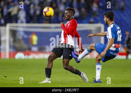 Athletic Club Bilbao vor Inaki Williams (9) und RCD Espanyol Verteidiger Didac (12) während des Spiels RCD Espanyol gegen Athletic Club, für die Runde 11 der Liga Santander, gespielt im RCD Espanyol Stadion am 5.. November 2018 in Barcelona, Spanien. (Foto von Mikel Trigueros/Urbanandsport/NurPhoto) Stockfoto