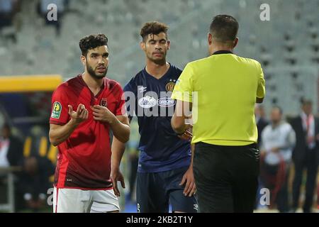 Ahlys Walid Azaro hat mit seinem zerrissenen Trikot gesehen, als er am 2. November 2018 das CAF Champions League First Leg Final Football Match zwischen dem ägyptischen Al-Ahly und dem tunesischen es Tunis im Borg el-Arab Stadium in Alexandria, Ägypten, eintauscht. Die Confederation of African Football (CAF) hat offiziell bekannt gegeben, dass der Al Ahly-Stürmer Walid Azarou für ein paar Spiele suspendiert wurde, Daher fehlte die Rückrunde des Champions-League-Finales gegen Esperance.Azarou war der Protagonist des Spiels, nachdem er zwei Strafen für die Roten Teufel in der Begegnung verdient hatte. Die marokkanische Inter Stockfoto