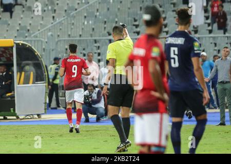 Ahlys Walid Azaro (C) sieht mit seinem zerrissenen Trikot, als er am 2. November 2018 beim CAF Champions League First Leg Final Football Match zwischen dem ägyptischen Al-Ahly und dem tunesischen es Tunis im Borg el-Arab-Stadion in Alexandria, Ägypten, sein Trikot eintauscht. Die Confederation of African Football (CAF) hat offiziell bekannt gegeben, dass der Al Ahly-Stürmer Walid Azarou für ein paar Spiele suspendiert wurde, Daher fehlte die Rückrunde des Champions-League-Finales gegen Esperance.Azarou war der Protagonist des Spiels, nachdem er zwei Strafen für die Roten Teufel in der Begegnung verdient hatte. Marokko i Stockfoto