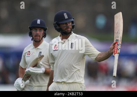 Der englische Cricketspieler Ben Foakes würdigt die englischen Cricket-Fans, als er nach dem 1.-tägigen Spiel des ersten Test-Cricket-Spiels zwischen Sri Lanka und England am 6. November 2018 im Gall International Cricket Stadium, Galle, Sri Lanka, zum Pavillon zurückgeht. (Foto von Tharaka Basnayaka/NurPhoto) Stockfoto