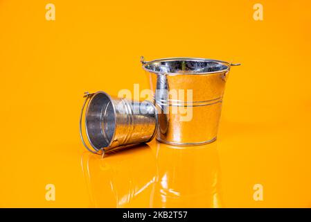 Leeres Glas leeres Glas leerer Eiskübel auf orangefarbenem Hintergrund Vorderansicht oben isoliert Stockfoto