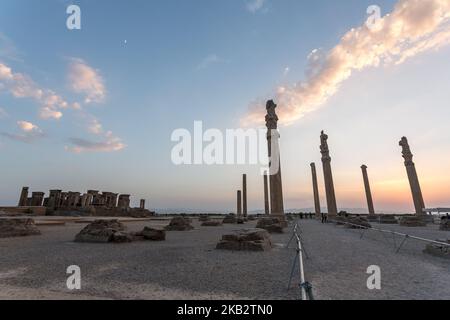 Ruinen der Apadana in den Resten von Persepolis, der zeremoniellen Hauptstadt des alten achämenischen Reiches, das von Darius I. im sechsten Jahrhundert v. Chr. am 15. September 2018 im Iran errichtet wurde. Persepolis ist ein gut erhaltenes Beispiel der alten persischen Kultur. (Foto von Dominika Zarzycka/NurPhoto) Stockfoto