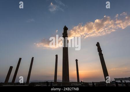 Ruinen der Apadana in den Resten von Persepolis, der zeremoniellen Hauptstadt des alten achämenischen Reiches, das von Darius I. im sechsten Jahrhundert v. Chr. am 15. September 2018 im Iran errichtet wurde. Persepolis ist ein gut erhaltenes Beispiel der alten persischen Kultur. (Foto von Dominika Zarzycka/NurPhoto) Stockfoto