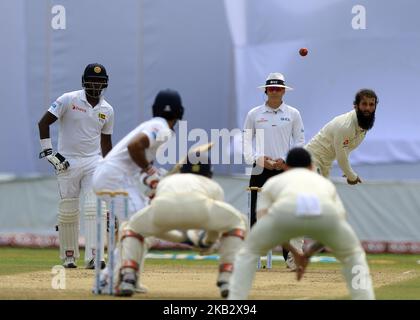 Der englische Cricketspieler Moeen Ali liefert während des 2.-tägigen Spiels des ersten Test-Cricket-Spiels zwischen Sri Lanka und England im Galle International Cricket Stadium, Galle, Sri Lanka, einen Ball aus. 11-07-2018 (Foto von Tharaka Basnayaka/NurPhoto) Stockfoto