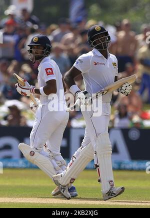 Der Sri-lankische Cricket-Kapitän Dinesh Chandimal und Angelo Mathews laufen während des 2.-tägigen Spiels des ersten Test-Cricket-Spiels zwischen Sri Lanka und England im Galle International Cricket Stadium, Galle, Sri Lanka, am 7. November 2018 zwischen den Wickets. (Foto von Tharaka Basnayaka/NurPhoto) Stockfoto