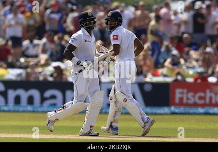 Der Sri-lankische Cricket-Kapitän Dinesh Chandimal und Angelo Mathews laufen während des 2.-tägigen Spiels des ersten Test-Cricket-Spiels zwischen Sri Lanka und England im Galle International Cricket Stadium, Galle, Sri Lanka, am 7. November 2018 zwischen den Wickets. (Foto von Tharaka Basnayaka/NurPhoto) Stockfoto