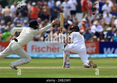 Der englische Cricketspieler Rory Burns (L) taucht ab, um den Ball zu fangen, wie der srilankische Cricket-Kapitän Dinesh Chandimal während des 2.-tägigen Spiels des ersten Test-Cricket-Spiels zwischen Sri Lanka und England am 7. November 2018 im Galle International Cricket Stadium, Galle, Sri Lanka, schaut. (Foto von Tharaka Basnayaka/NurPhoto) Stockfoto