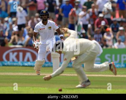 Sri-lankischer Cricket-Kapitän Dinesh Chandimal spielt am 7. November 2018 beim 2.-tägigen Spiel des ersten Test-Cricket-Spiels zwischen Sri Lanka und England im Galle International Cricket-Stadion, Galle, Sri Lanka, einen Schuss. (Foto von Tharaka Basnayaka/NurPhoto) Stockfoto