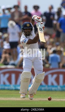 Sri-lankischer Cricket-Kapitän Dinesh Chandimal spielt am 7. November 2018 beim 2.-tägigen Spiel des ersten Test-Cricket-Spiels zwischen Sri Lanka und England im Galle International Cricket-Stadion, Galle, Sri Lanka, einen Schuss. (Foto von Tharaka Basnayaka/NurPhoto) Stockfoto