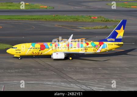 Tokio, Japan – 11. August 2021: Skymark Airlines rollt auf dem Tokyo International Airport mit einer Boeing B737-800-Passagiermaschine „Pikachu Jet BC1“. Stockfoto