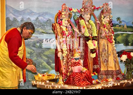 Hindu-Priester betet während des Festivals von Diwali (Deepawali) in einem Hindu-Tempel in Toronto, Ontario, Kanada am 7. November 2018. Lakshmi (Laxmi) ist die hinduistische Göttin des Reichtums und Wohlstands. (Foto von Creative Touch Imaging Ltd./NurPhoto) Stockfoto