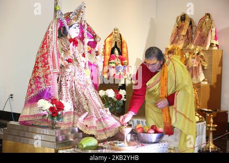 Hindu-Priester betet während des Festivals von Diwali (Deepawali) in einem Hindu-Tempel in Toronto, Ontario, Kanada am 7. November 2018. Lakshmi (Laxmi) ist die hinduistische Göttin des Reichtums und Wohlstands. (Foto von Creative Touch Imaging Ltd./NurPhoto) Stockfoto