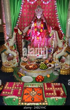 Geschmücktes Idol der Göttin Lakshmi (Göttin Laxmi) während des Festivals von Diwali (Deepawali) in einem Hindu-Tempel in Toronto, Ontario, Kanada am 7. November 2018. Lakshmi ist die hinduistische Göttin des Reichtums und Wohlstands. (Foto von Creative Touch Imaging Ltd./NurPhoto) Stockfoto