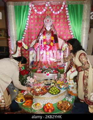 Hinduistische Anhänger führen Lakshmi puja während des Festivals von Diwali (Deepawali) in einem Hindu-Tempel in Toronto, Ontario, Kanada am 7. November 2018 auf. Lakshmi (Laxmi) ist die hinduistische Göttin des Reichtums und Wohlstands. (Foto von Creative Touch Imaging Ltd./NurPhoto) Stockfoto