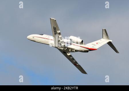 Tokio, Japan - 11. August 2021: Das japanische Zivilluftfahrtbüro Cessna 525C CitationJet CJ4-Flugkontrollflugzeug nimmt am Haneda Airport ab. Stockfoto
