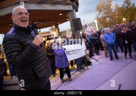 Hunderte von Demonstranten versammelten sich am Donnerstag, dem 8. November 2018, in Santa Fe, New Mexico, USA, und forderten die politischen Führer der USA auf, die Untersuchung des Sonderberaters Robert Mueller hinsichtlich einer möglichen russischen Einmischung in die Präsidentschaftswahlen 2016, die von US-Präsident Donald Trump gewonnen wurden, zu schützen. (Foto von Mati Milstein/NurPhoto) Stockfoto