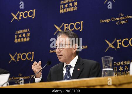 Denny Tamaki, Gouverneur von Okinawa, nimmt am 9. November 2018 an einer Pressekonferenz im japanischen Club der ausländischen Korrespondenten in Tokio Teil. Der neu gewählte Gouverneur der japanischen Okinawa sagte auf der Pressekonferenz, dass er die langjährigen Bedenken der Insel hinsichtlich der US-Militärstützpunkte direkt an die Amerikaner auf eine US-Tour zur Aufwerfen von Problemen mit Militärstützpunkten richten werde. (Foto von Richard Atrero de Guzman/NurPhoto) Stockfoto