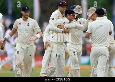 Der englische Cricket-Kapitän Joe Root und Jos Butler feiern während des 4.-tägigen Spiels des ersten Test-Cricket-Spiels zwischen Sri Lanka und England im Galle International Cricket Stadium, Galle, Sri Lanka. 11-09-2018 (Foto von Tharaka Basnayaka/NurPhoto) Stockfoto