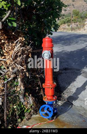 Roter Hydrant, Lesbos / Lesvos, Nördliche Ägäis, Griechenland, September / Oktober 2022. Herbst. Stockfoto