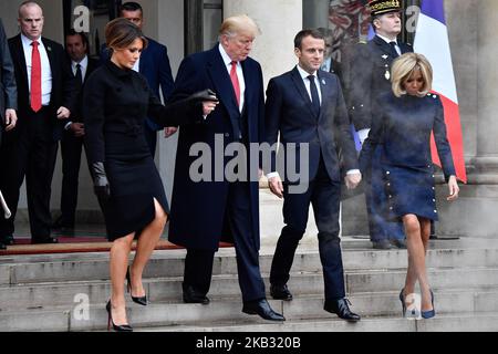 Rauch weht aus dem Auspuff des offiziellen Staatswagens des US-Präsidenten, auch bekannt als „The Beast“, Als sich der französische Präsident Emmanuel Macron (2R) und seine Frau Brigitte Macron (R) am 10. November im Pariser Elysee-Palast von US-Präsident Donald Trump und US-First Lady Melania Trump verabschieden, 2018 nach bilateralen Gesprächen am Rande der gedenkfeiern zum 100.. Jahrestag des Waffenstillstands vom 11. November 1918, mit dem der erste Weltkrieg beendet wurde (Foto: Julien Mattia/NurPhoto) Stockfoto