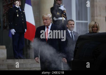 Rauch weht aus dem Auspuff des offiziellen Staatswagens des US-Präsidenten, auch bekannt als „The Beast“, Als sich der französische Präsident Emmanuel Macron (2R) und seine Frau Brigitte Macron (R) am 10. November im Pariser Elysee-Palast von US-Präsident Donald Trump und US-First Lady Melania Trump verabschieden, 2018 nach bilateralen Gesprächen am Rande der gedenkfeiern zum 100.. Jahrestag des Waffenstillstands vom 11. November 1918 zur Beendigung des Weltkriegs (Foto: Mehdi Taamallah/NurPhoto) Stockfoto