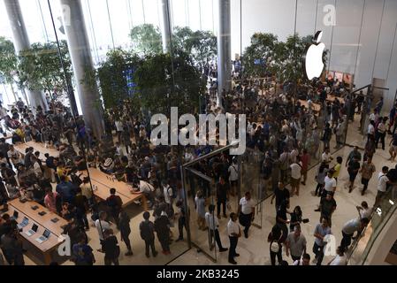 Kunden nutzen den Service des neuen Apple Stores im Einkaufskomplex 'Iconsiam' in Bangkok, Thailand, 10. November 2018. (Foto von Anusak Laowias/NurPhoto) Stockfoto