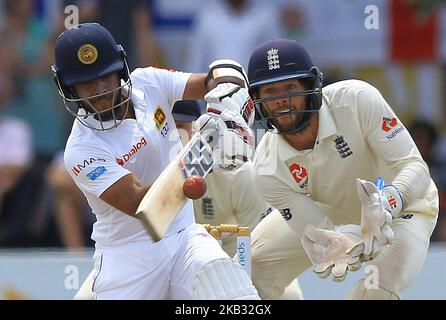 Der srilankische Cricketspieler Kusal Mendis (L) spielt eine Aufnahme, während der englische Cricketspieler Ben Foakes während des 4.-tägigen Spiels beim ersten Test-Cricket-Spiel zwischen Sri Lanka und England im Galle International Cricket Stadium, Galle, Sri Lanka, anschaut. 11-09-2018 (Foto von Tharaka Basnayaka/NurPhoto) Stockfoto