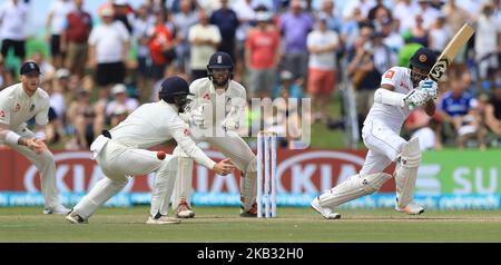 Der Sri-lankische Cricketspieler Dimuth Karunaratne spielt einen Schuss während des 4.-tägigen Spiels des ersten Test-Cricket-Spiels zwischen Sri Lanka und England im Galle International Cricket Stadium, Galle, Sri Lanka. 11-09-2018 (Foto von Tharaka Basnayaka/NurPhoto) Stockfoto