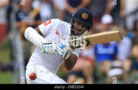 Der Sri-lankische Cricketspieler Dimuth Karunaratne spielt einen Schuss während des 4.-tägigen Spiels des ersten Test-Cricket-Spiels zwischen Sri Lanka und England im Galle International Cricket Stadium, Galle, Sri Lanka. 11-09-2018 (Foto von Tharaka Basnayaka/NurPhoto) Stockfoto