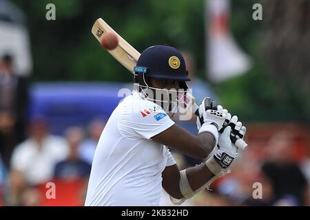 Der Sri-lankische Cricketspieler Angelo Mathews spielt am 9. November 2018 beim 4.-tägigen Spiel des ersten Test-Cricket-Spiels zwischen Sri Lanka und England im Galle International Cricket Stadium, Galle, Sri Lanka, einen Schuss. (Foto von Tharaka Basnayaka/NurPhoto) Stockfoto