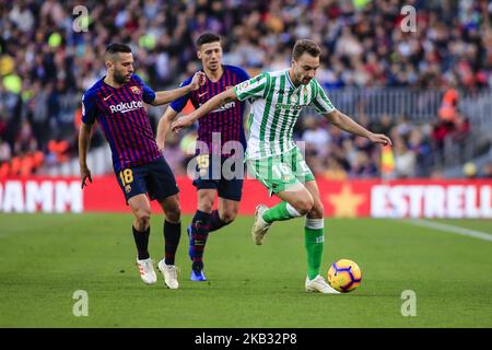 16 Loren von Real Betis Balompie verteidigt von 18 Jordi Alba aus Spanien vom FC Barcelona und 15 Lenglet aus Frankreich vom FC Barcelona während des La Liga-Spiels zwischen dem FC Barcelona und Real Betis Balompie im Camp Nou am 11. November 2018 in Barcelona, Spanien. (Foto von Xavier Bonilla/NurPhoto) Stockfoto