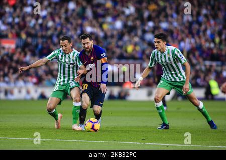 10 Leo Messi aus Argentinien vom FC Barcelona kehrt nach der Genesung seiner Armverletzung zurück, die von 05 Bartra von Real Betis Balompie während des La Liga-Spiels zwischen dem FC Barcelona und Real Betis Balompie im Camp Nou am 11. November 2018 in Barcelona, Spanien, verteidigt wurde. (Foto von Xavier Bonilla/NurPhoto) Stockfoto