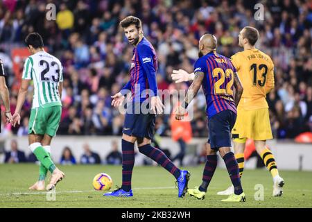 03 Gerard Pique aus Spanien des FC Barcelona streitet mit 22 Arturo Vidal aus Chile des FC Barcelona während des spanischen Fußballspiels La Liga zwischen dem FC Barcelona und Real Betis am 11. November 2018 im Camp Nou Stadion in Barcelona, Spanien. (Foto von Xavier Bonilla/NurPhoto) Stockfoto