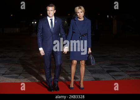 Der französische Präsident Emmanuel Macron (2. Dezember) und seine Frau Brigitte Macron (2. Dezember) treffen am 10. November 2018 im Pariser Musée d'Orsay ein, um an einem Staatsessen und einem Besuch der Picasso-Ausstellung im Rahmen der Feierlichkeiten zum 100.. Jahrestag des Waffenstillstands vom 11. November 1918 teilzunehmen. Ende des Ersten Weltkriegs (Foto von Mehdi Taamallah / NurPhoto) (Foto von Mehdi Taamallah/NurPhoto) Stockfoto