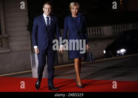 Der französische Präsident Emmanuel Macron (2. Dezember) und seine Frau Brigitte Macron (2. Dezember) treffen am 10. November 2018 im Pariser Musée d'Orsay ein, um an einem Staatsessen und einem Besuch der Picasso-Ausstellung im Rahmen der Feierlichkeiten zum 100.. Jahrestag des Waffenstillstands vom 11. November 1918 teilzunehmen. Ende des Ersten Weltkriegs (Foto von Mehdi Taamallah / NurPhoto) (Foto von Mehdi Taamallah/NurPhoto) Stockfoto