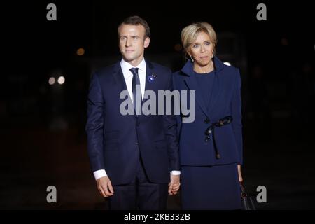 Der französische Präsident Emmanuel Macron (2. Dezember) und seine Frau Brigitte Macron (2. Dezember) treffen am 10. November 2018 im Pariser Musée d'Orsay ein, um an einem Staatsessen und einem Besuch der Picasso-Ausstellung im Rahmen der Feierlichkeiten zum 100.. Jahrestag des Waffenstillstands vom 11. November 1918 teilzunehmen. Ende des Ersten Weltkriegs (Foto von Mehdi Taamallah / NurPhoto) (Foto von Mehdi Taamallah/NurPhoto) Stockfoto