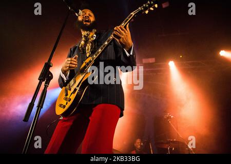 Der afroamerikanische Sänger und Songwriter Fantastic Negrito tritt am 11. November 2018 live im Santeria Social Club in Mailand, Italien, auf. (Foto von Roberto Finizio/NurPhoto) Stockfoto