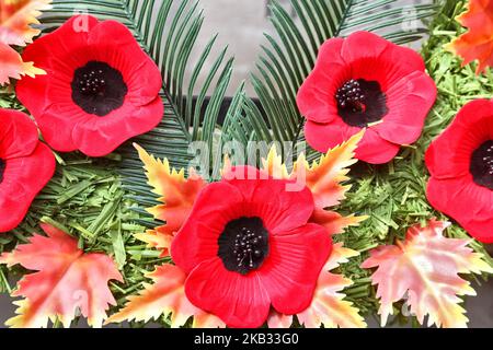 Mohnblumen schmücken Kränze, um an Mitglieder des Militärs zu erinnern, die in vergangenen und gegenwärtigen Kriegen während einer Gedenkfeier gedient haben, die am 11. November 2018 in Richmond Hill, Ontario, Kanada, stattfand. Diese Zeremonie erinnerte auch an das 100-jährige Jubiläum seit dem Ende des Ersten Weltkriegs. (Foto von Creative Touch Imaging Ltd./NurPhoto) Stockfoto